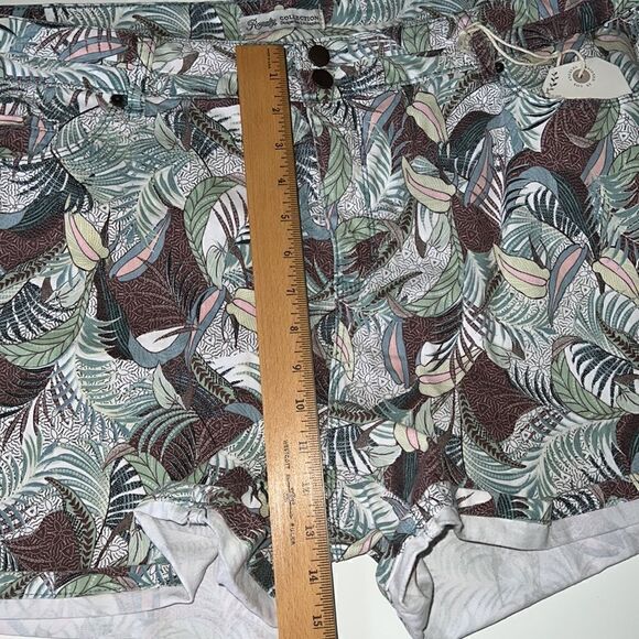 Royalty for Me Collection Floral Cuff Cotton Blend Shorts Women's Size 18 NWT - Picture 15 of 15